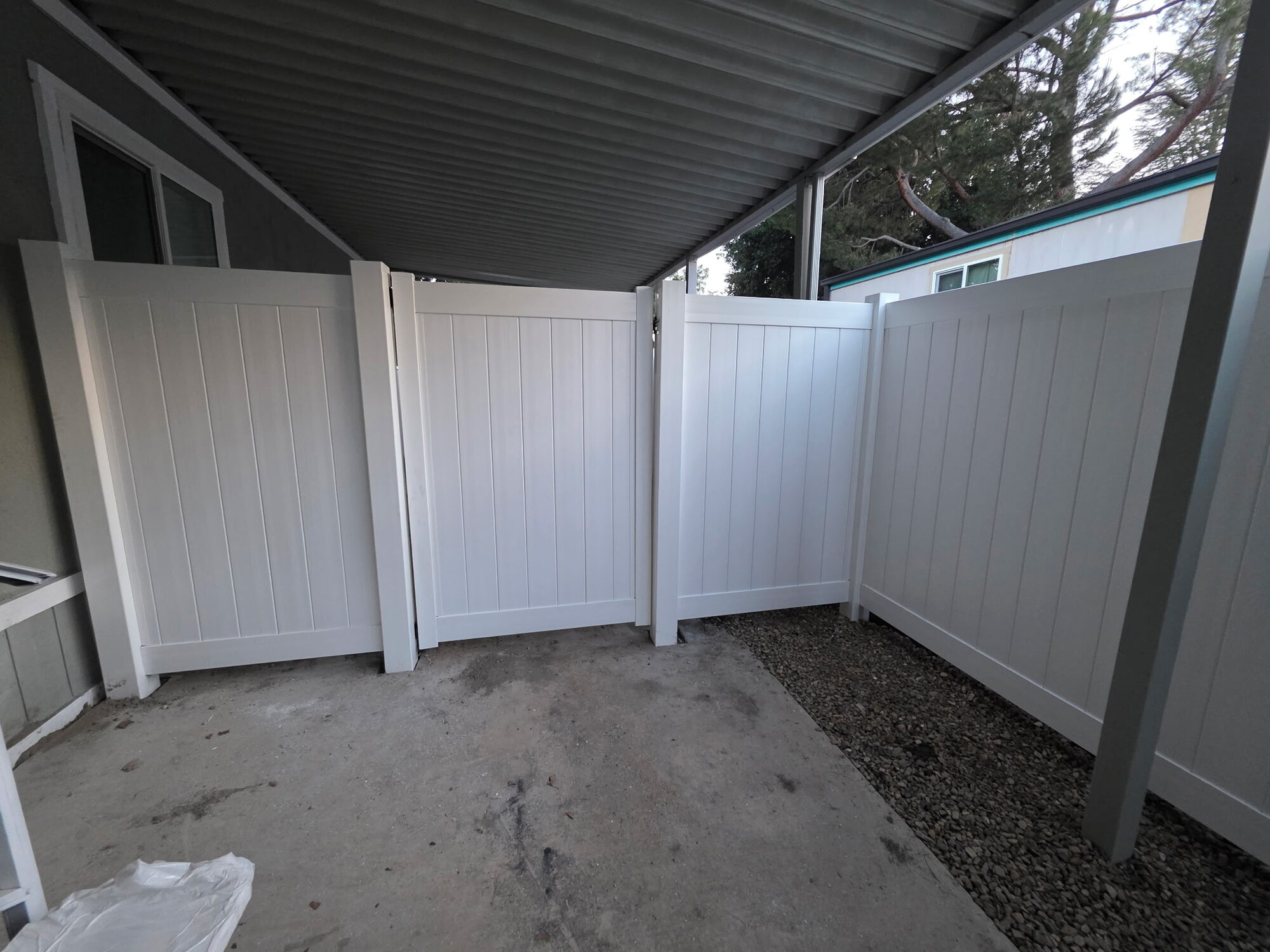 Wood picket privacy fence